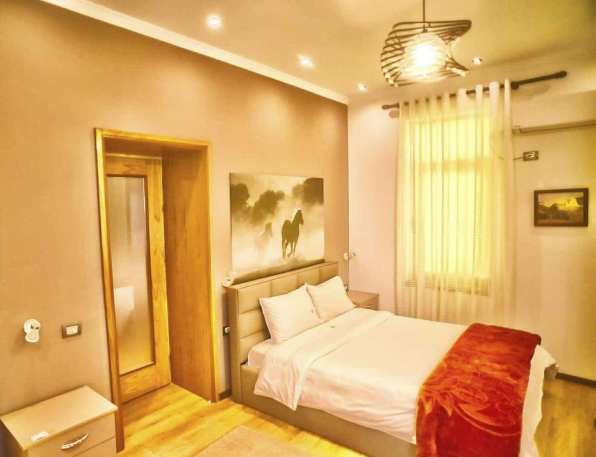 Hotel Bujtina Bicolli Korce Esterno foto