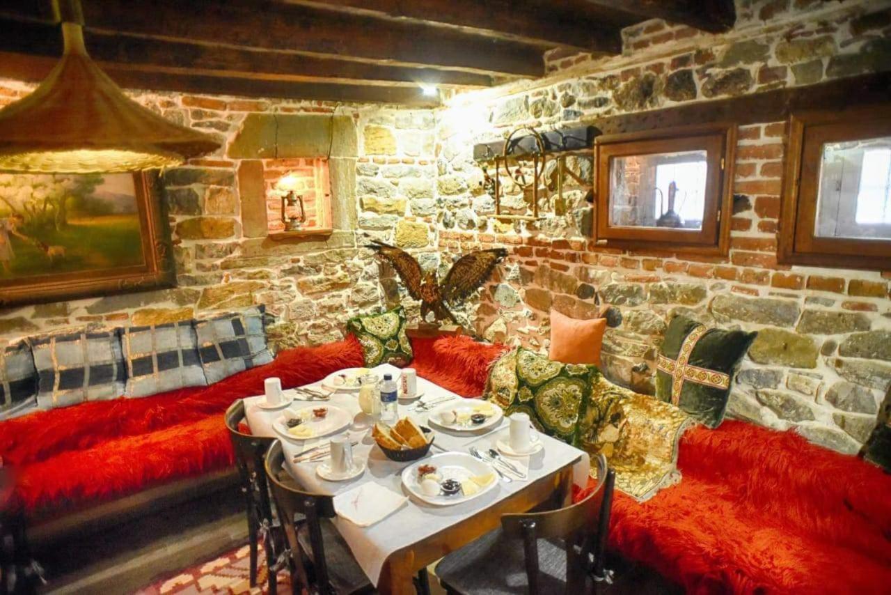 Hotel Bujtina Bicolli Korce Esterno foto